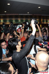 组图：福山雅治离台引粉丝围观 场面混乱