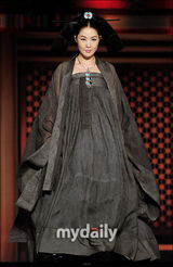 组图：韩片《后宫》6月上映 赵汝珍金东旭古装亮相