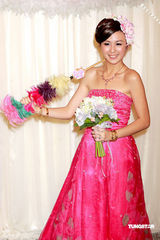 幻灯组图：唐宁着桃红婚纱扮新娘 伴娘杨爱瑾秀粉嫩