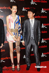 幻灯图集：爱戴酥胸半露火辣出场 蔡康永侯佩岑联袂主持