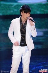 组图：古巨基白衣帅气献唱入围曲《恋无可恋》