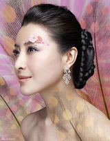 高清：王雅捷裸肩出镜 引领时尚彩妆风