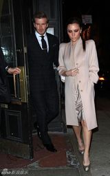 高清组图：小贝辣妹情人节约会 正装束身表情严峻