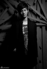 组图：赵文浩拍黑白大片 尝试成熟造型盼望长大