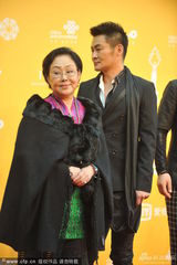 组图：斯琴高娃现身北影节红毯 黑披肩显霸气