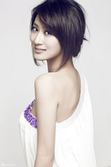 组图：郭珍霓全新清丽大片 新剧塑造抗日巾帼英雄