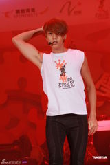 组图：李克勤郑欣宜开唱 鼓励年青人追梦