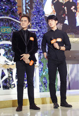 组图：明道吴尊交杯酒跨年 对女粉丝爱的抱抱