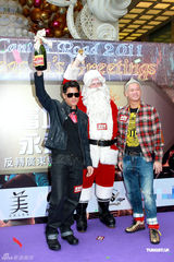 组图：郭富城平安夜街头跳舞 明年开唱不惧三天王