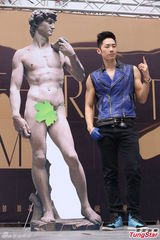 组图：吴建豪穿背心秀身材 幽默学大卫雕塑