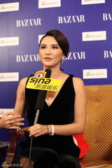 组图：莫小棋明星慈善夜专访 高叉黑裙险走光