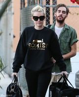 组图：麦莉-塞勒斯戴墨镜一身黑扮假小子