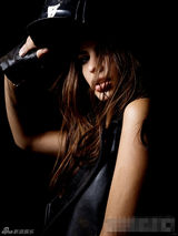 组图：超模艾米丽三点式秀蜂腰香乳 眼神魅惑