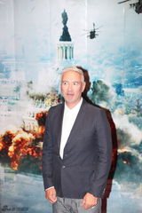 组图：《惊天危机》导演三毁白宫 秀水街买内衣