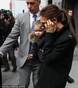 组图：维多利亚抱女儿撑秀 小七烦狗仔偷拍皱眉