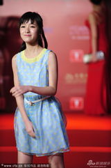 组图：徐娇亮相上影节红毯 着裙装清新可爱