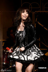 幻灯图：张靓颖新人姿态赴台宣传 大嘴巴现身助阵