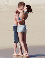 高清组图：贾斯汀和女友赛琳娜海滩激吻照曝光