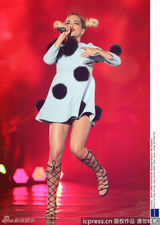 组图：丽塔-欧拉超短裙跪地 露性感肉臀走光