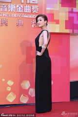 组图：李娅莎黑色长裙秀裸背 入围台语歌手奖