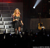 组图：黛米-洛瓦托洛杉矶开唱 挺胸豪唱勾魂四射