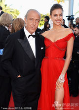 组图：C罗超模女友戛纳走秀展玉腿深沟