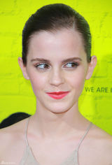 组图：艾玛《壁花少年》首映不慎露胸贴