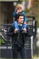 组图：米兰达开心赴日 前夫带萌子显父爱