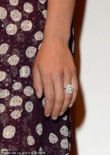 组图：斯嘉丽撑新片秀乳沟 戴大颗鸽子蛋抢眼