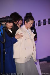 组图：李冰冰熄灯活动与CEO热聊 助理细心披衣