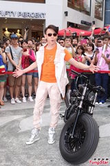 组图：陶喆骑重机车耍帅 明年暂别歌坛拍电影