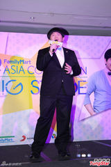 组图：林育群与日本女模同台 害羞不敢乱看