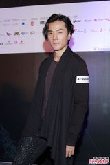 组图：郑伊健与家人同度冬至 曝蒙嘉慧更爱打电动