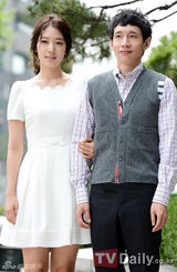 组图： 朴信惠奉太奎出席独幕剧记者会