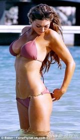 组图：路易莎晃大乳玩游戏 紧勒下体内裤接冰块