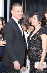 组图：奥斯卡红毯-钱宁-塔图姆热吻怀孕娇妻