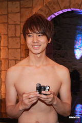 组图：亚洲先生订制水晶泳裤半裸大秀健美肌肉