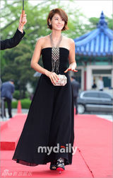 组图：百想红毯朴有天帅气 女星主打黑裙秀性感