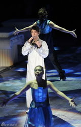 组图：众艺人水立方开唱 李宇春镂空皮衣抢眼