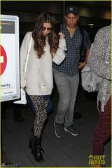 组图：赛琳娜淑女风亮相机场 花裤装秀修长美腿