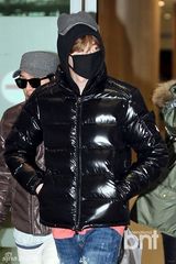 组图：李钟硕泰国返韩 大口罩遮面造型搞笑