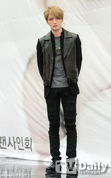 组图：JYJ金在中亮相签名会 皮衣耍帅不忘卖萌