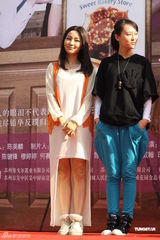 组图：陈键锋穆婷婷《女人泪》发布会默契十足