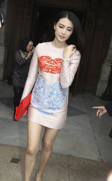 组图：高圆圆优雅粉裙现身巴黎时装周