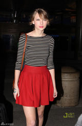 组图：泰勒-斯威夫特超短红裙秀美腿