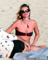 组图：凯特-莫斯枣红比基尼 与老公沙滩激吻欲火燃烧