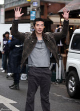 组图：韩星权相佑(权相宇)郑丽苑新片《疼痛》公开探班