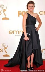 组图：艾美奖红毯 艾米-缇加登单肩黑色长裙
