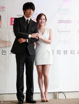 高清组图：韩星柳真结婚记者会 与老公甜蜜大秀恩爱