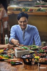 组图：张智霖发烧拍MV 大吃50串日式串烧